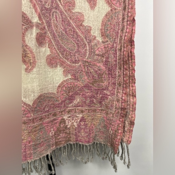 Mala Alisha Pink Cream Paisley Batik Print 100% Pure Wool Scarf with Gray Fringe - Picture 3 of 5